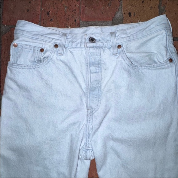 Levi’s 501 Original Fit Jeans Light Wash Cropped Raw Hem Button Fly W29 L26 - Picture 4 of 11
